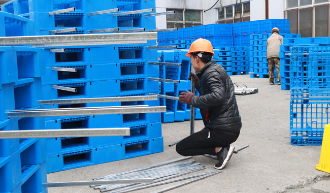 企業如何選擇適合自己的內置鋼管塑料托盤?