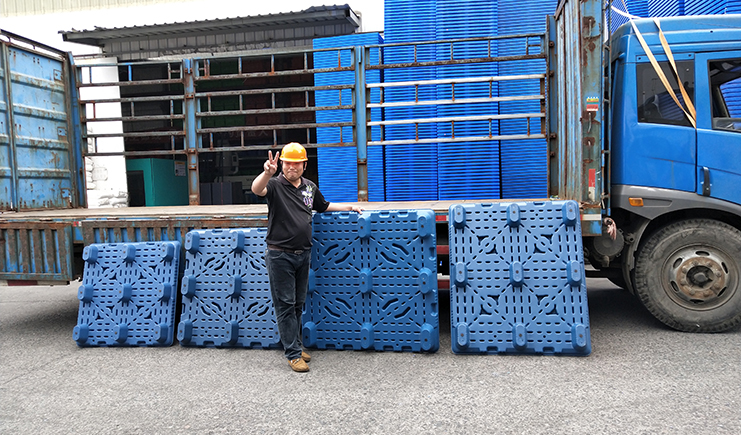 這里有一款熱冒煙的,九腳吹塑托盤(pán)特點(diǎn)介紹