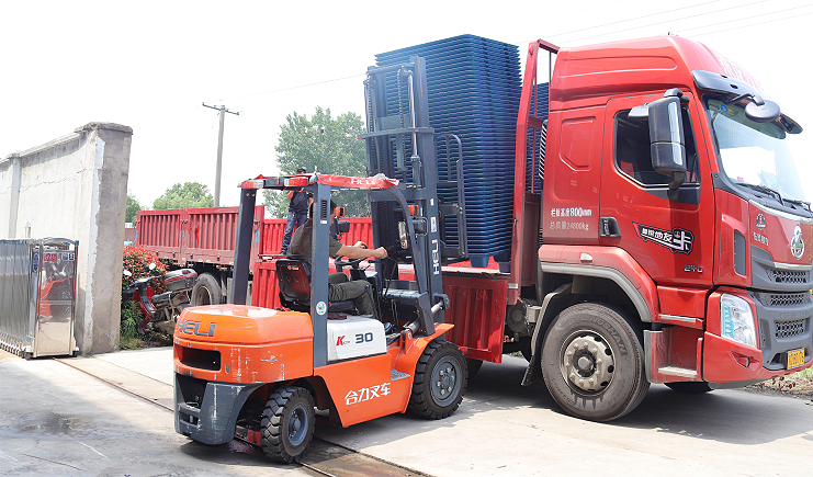 九腳吹塑托盤為何標準化?你要的原因在這里