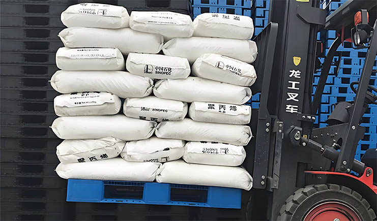 塑料托盤怎么與叉車配合?